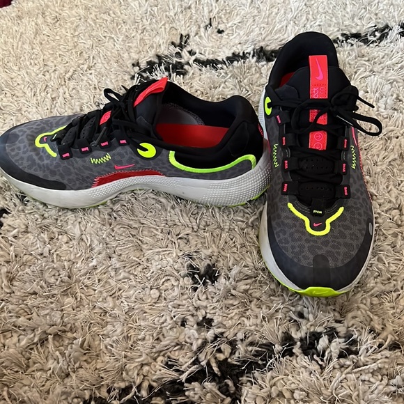 Nike shoes, only worn twice! - Picture 3 of 4